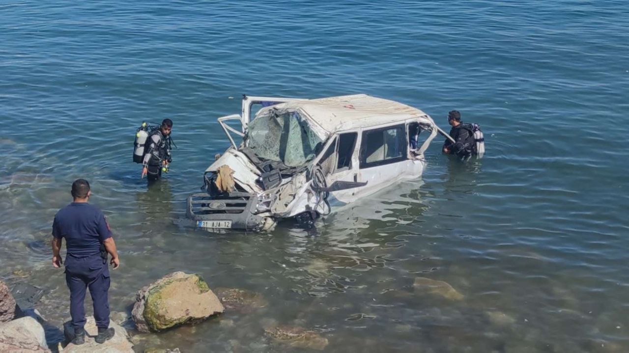 Van Gölü'ne minibüs uçtu: 1 kişi hayatını kaybett