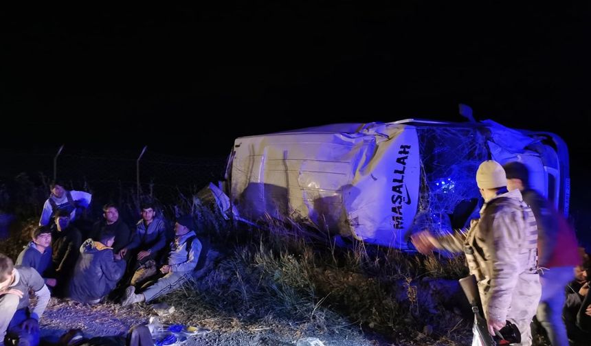 Van'da minibüs şarampole devrildi: 20 yaralı
